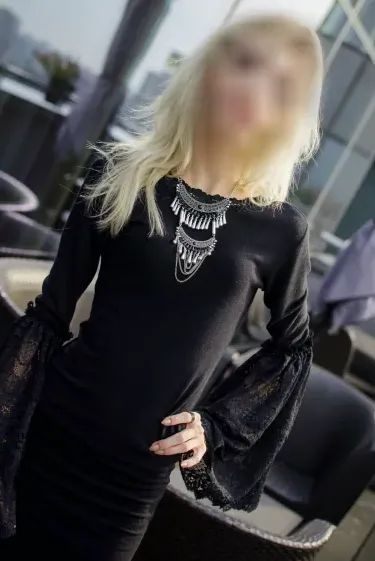 Amara, 25